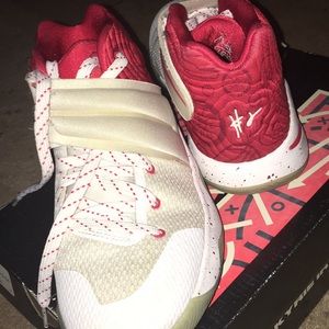 Kyrie 2s only worn once size 6y